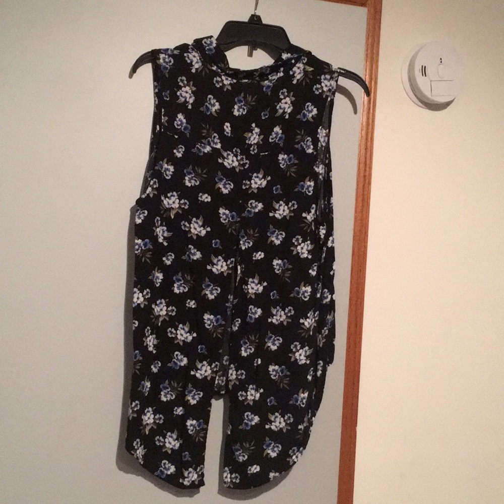 A hollister floral button up top with an open back - Picture 2 of 3